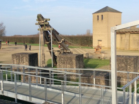 Dit is een van de werktuigen waar mee werd gebouwd. Een A-frame met takels.