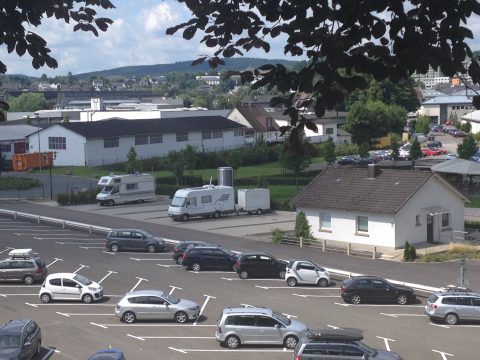 Ons plekje op het parkeerterrein. De buurman is alweer weg.